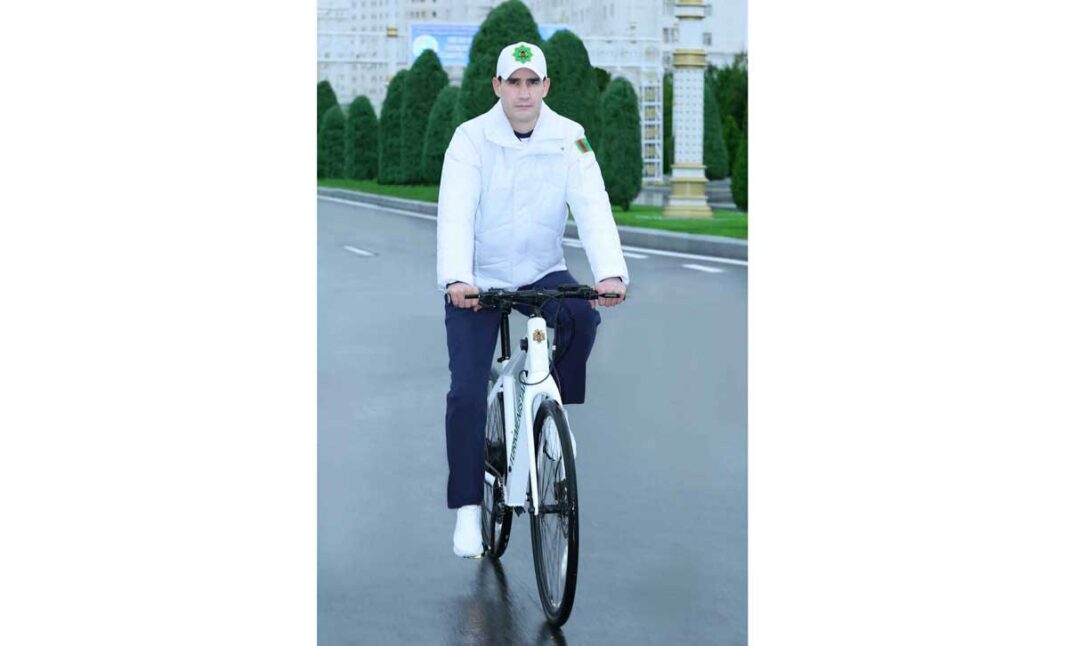 serdar-berdimuhamedov-saglyk-guni-welosiped-yorish-0704-001