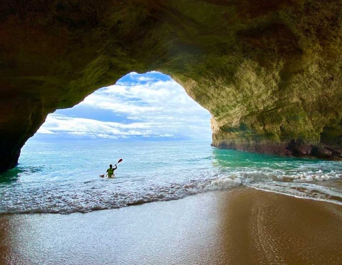 benagil-cave-portugal-paddle-bengali-gowak-gowagy