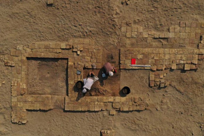 iraqi-french-archeologists-in-larsa