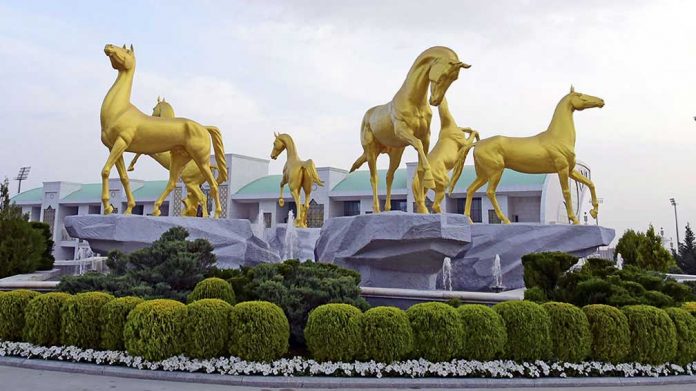turkmenatlary-kopetdag-horse-statue-ahal-teke-atlar