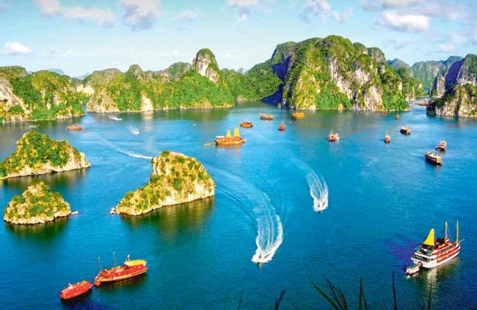 Vietnam-HalongBay-tourism-cruise-ship