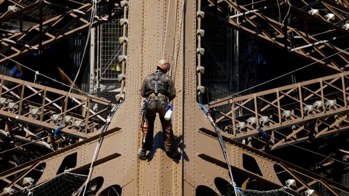 painting-and-stripping-of-the-Eiffel-tower-in-Paris