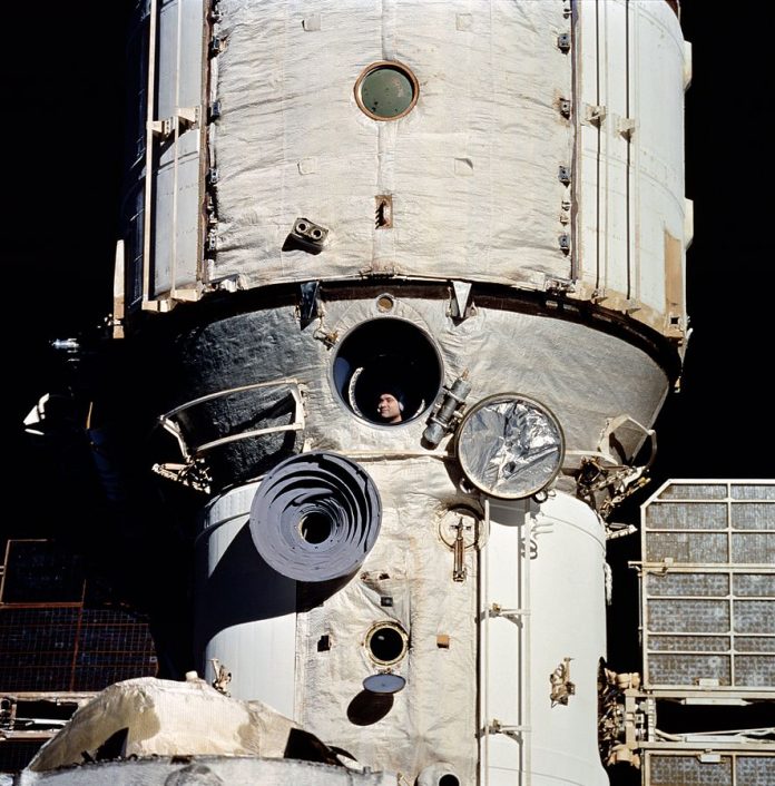 Cosmonaut_Polyakov_Watches_Discovery's_Rendezvous_With_Mir
