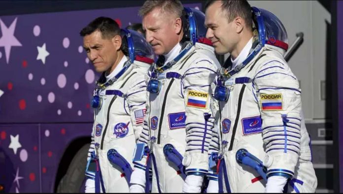 rus-american-cosmonauts-astronauts