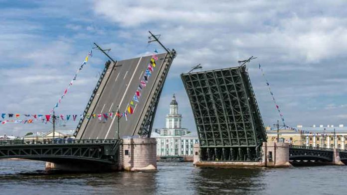st-petersburg-russia-opening-Palace_Bridge_SPB_(img2)_Crop