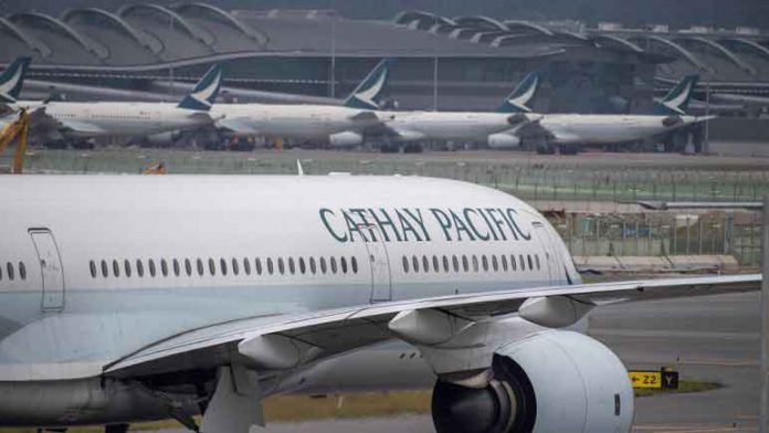 cathay-pacific-airplane-hongkong