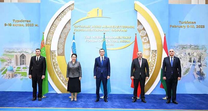 merkezi-aziaya-parlament-gazak-kazak-turkustan-100223-011