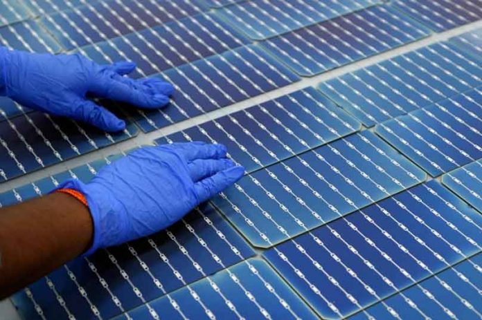solar-panel-1111986-894450305