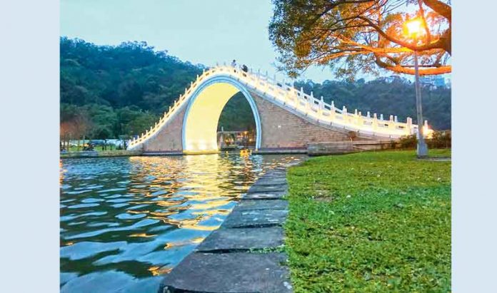 Moon-Bridge-taiwan