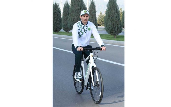 PResident-serdar-berdimuhamedov-international-health-day-bicycle-welosiped-saglyk