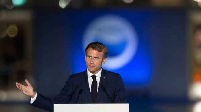 emmanuel-makron-macron--000026_1680684623_559438_big