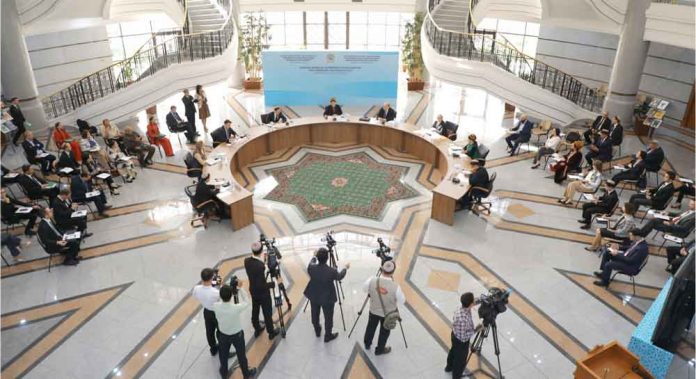 round-table-fake-news-1+