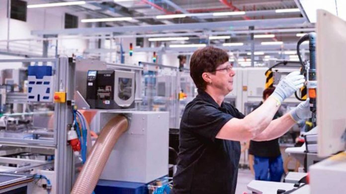 work-job-fabric-zawod-3597870_810x458