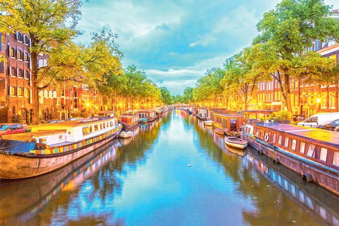 amsterdam-night-capital-most-600w-245749633