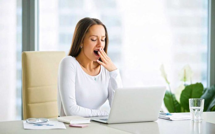office-worker-job-tired-woman yadaw zenan