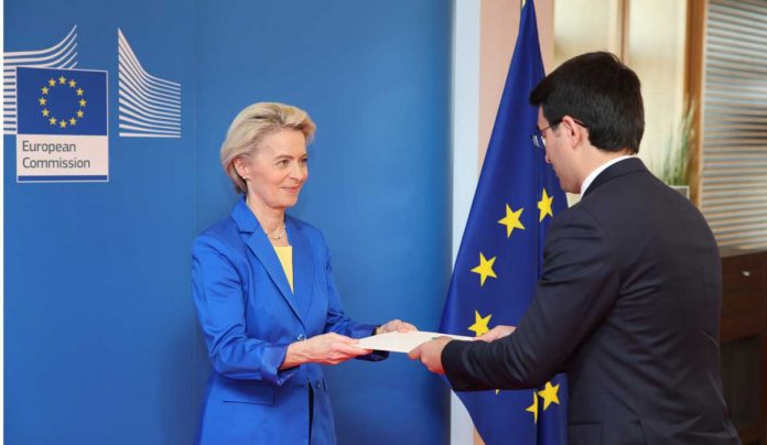 ursula-von-der-layen-with-turkmen-ambassador-ürkmenistanyň-Belgiýa-Patyşalygyndaky-Adatdan-daşary-we-Doly-ygtyýarly-ilçisi-S.Pälwanow