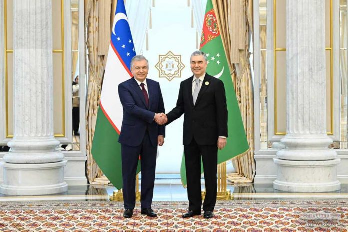 halk-maslahaty-Gurbanguly-berdimuhamedov-and-president-of-uzbekistan-shavkat-mirziyoyev-in-ashgabat-airport