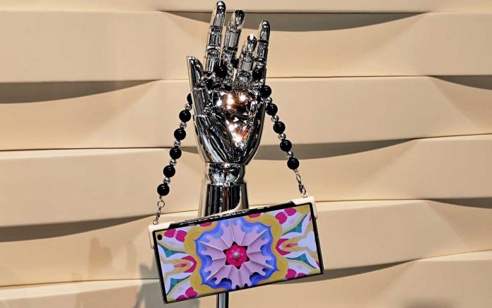 Honor-Magic-V-Purse-folding-smartphone