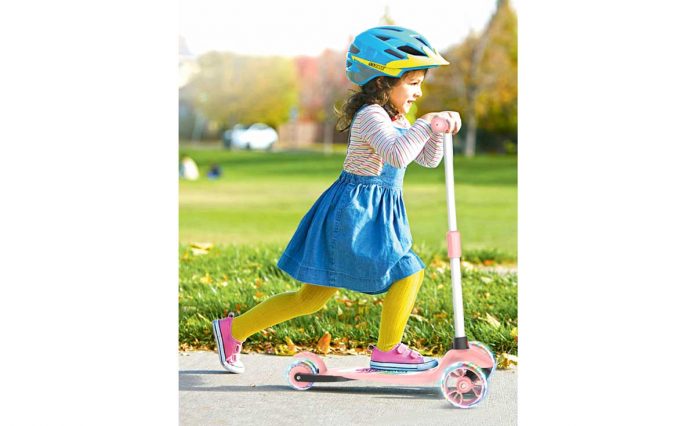 samokatly-gyzjagaz-scooter-riding-girl