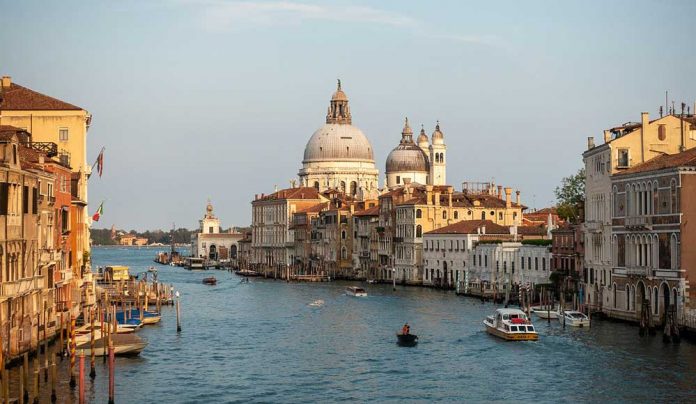 venice-Santa_Maria_della_Salute_(50428075772)