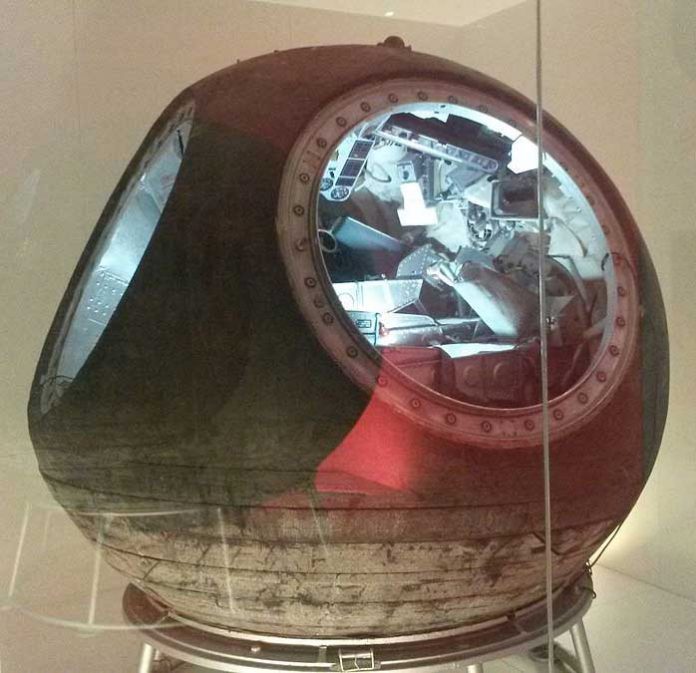 Voskhod_1_capsule_on_display,_2016