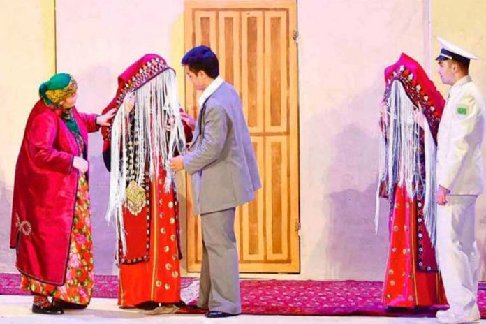 teatr-larynda-gorkeziljek-sahna-