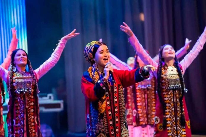 turkmenistanyn-medeniyet-we-sungat-ussatlary-kazandaky-gundogar-bazary-turki-halklaryn-halkara-festiwaly zuleyha kakayewa