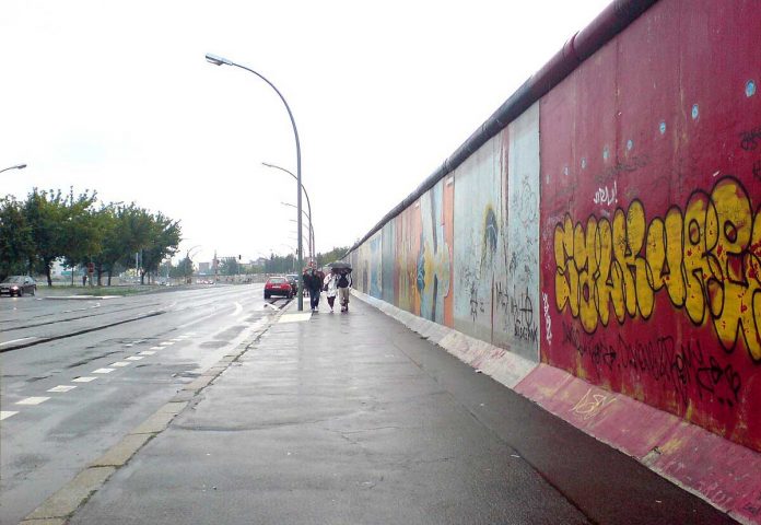 Berlin_Wall_(13-8-2006)-berlin-diwary-