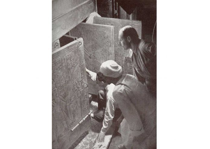 The_Moment_Carter_Opens_the_Shrine-tutanhamon-egypet