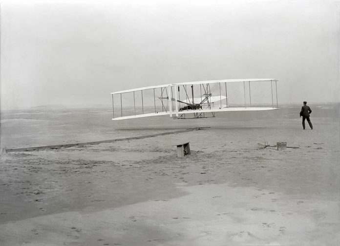 Wright-First-Flight-1903Dec17-wrayt-doganlar-ilkinji-ucush-ucar