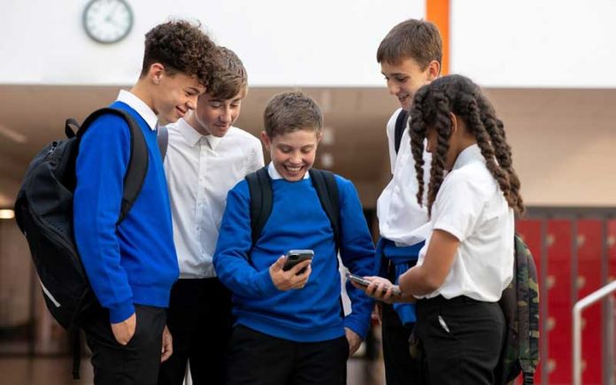 british-children-smartphone-ban-bann-telefon-gadagan