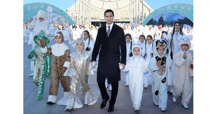 president-of-turkmenistan-new-year-tree--елка