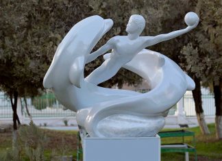 Старшеклассник из Ашхабада подарил школе свою скульптурную работу