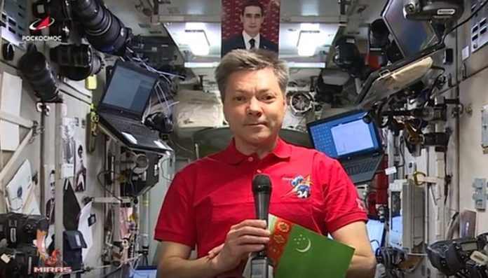 oleg-kononenko-board-of-iss-celebrating-president-of-turkmenistan