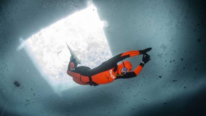 italyan-swimmer-undersea-swiming