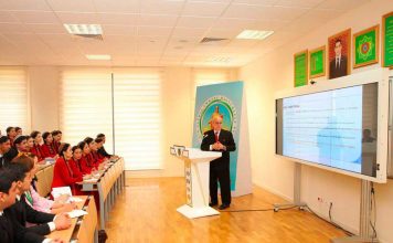 Туркменские студенты прослушали лекцию зарубежного журналиста