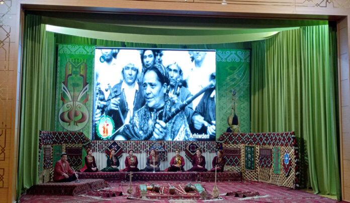 akjagul-myradowa-turkmen-bagshy-бахши-(1)