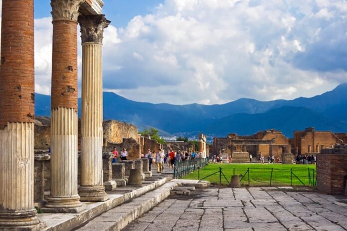 italy-pompeii-ruins
