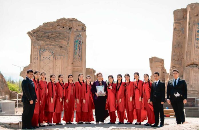 anew-munyyllyklardan-gozbas-alyan-medeniyet-atly-ajayyp-kitap-bilen-tanyslyk-