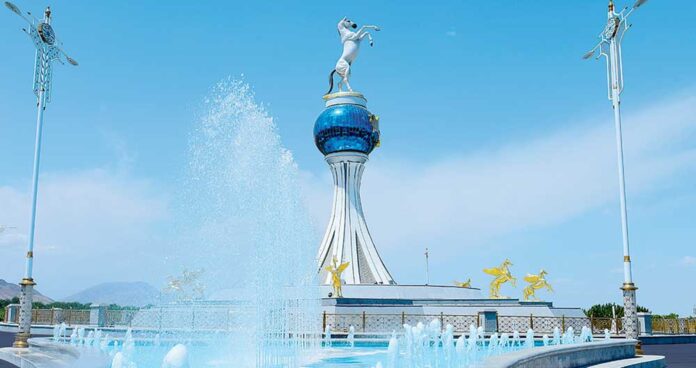 arkadag-City-akhan-horse-statue-at-heykeli
