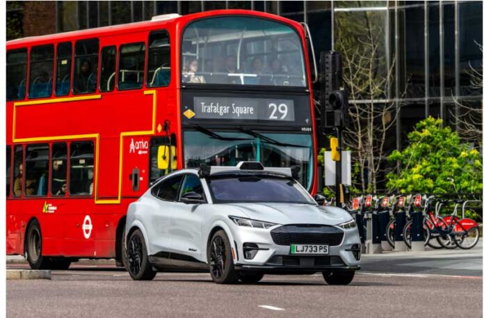 london-trafalgar-square-bus-driverles-car-traffic