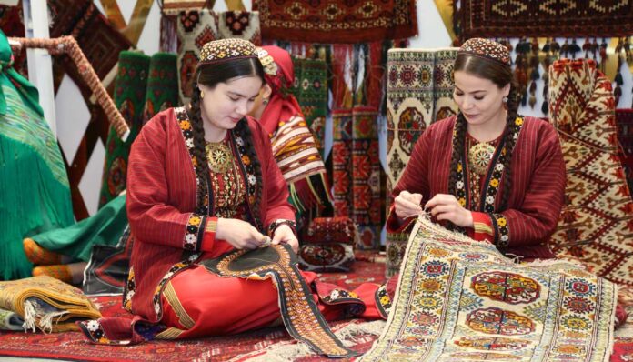 turkmen-gelin-gyzlary-keshde-yaka-haly-5X2A1671