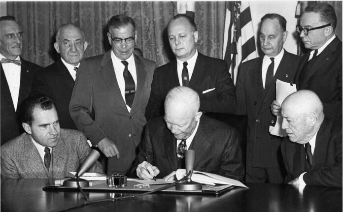 Signing_of_the_Alaska_Statehood_Act-Dwight-D.-Eisenhower
