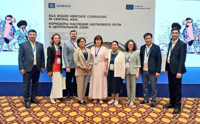 central-asia-almaty-merkezi-aziyadaky-beyik-yupek-yolunyn-ugrundaky-gecelgeler-