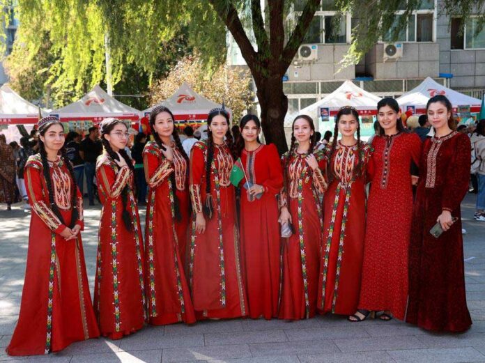 turkmen-women-national-dress-china-китай-(5)