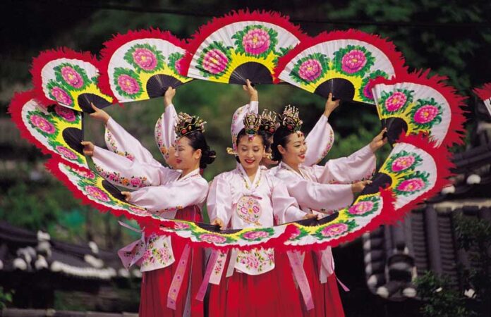 world-folkloric-tans-dances-танец-с-веерами