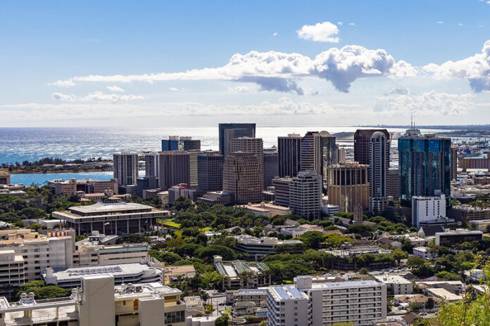 Downtown_Honolulu_from_Pūowaina_(Punchbowl_Crater)-hawai