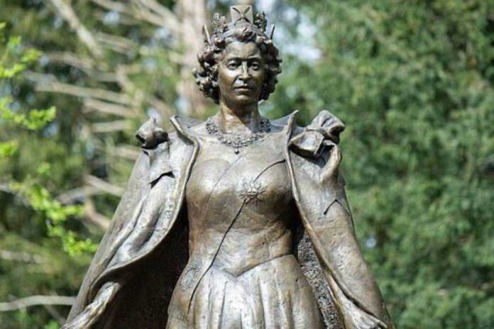 elisabeth-ii-statue-Ýelizawetanyň-ýadygärligi-gurlar
