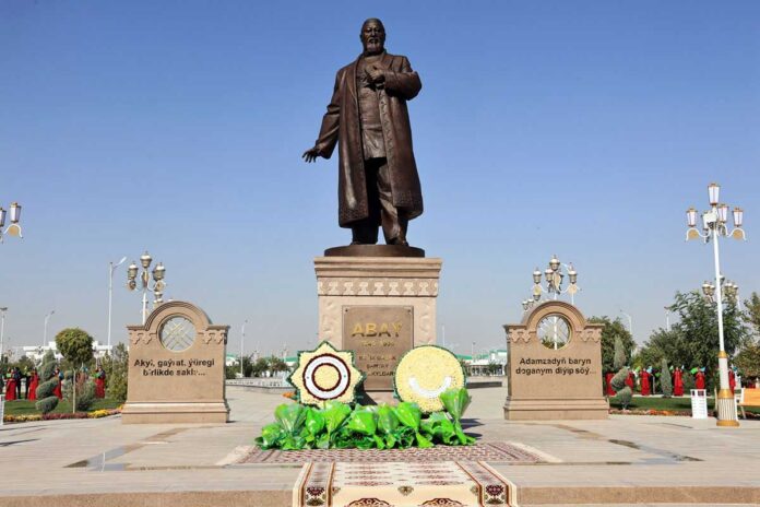 abay-kunanbayuly-ashgabat-statue-101024-03