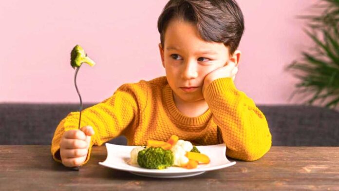 child-lunch-eat